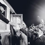 Auf dem Bahnhof von Güstrow wird Helmut Schmidt 1981 von Erich Honecker nach dreitägigen Gesprächen verabschiedet