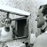 Willy Brandt 1969 während einer Wahlkampfreise vor dem Spiegel stehend und sich rasierend