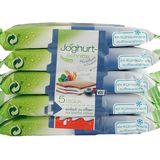 15 Stück Würfelzucker in einer Packung "Ferrero Joghurt-Schnitte Heidelbeere & Cranberry" - wie abgebildet  In dieser Schnitte stecken Joghurt und Beeren. Klingt erstmal gut. Wären da nicht noch süße Zutaten wie Zucker, Glukosesirup mit Fruktose, Traubenzucker, Magermilchjoghurtpulver, Birnensaftkonzentrat und Honig. Vorschlag von Öko-Test: eine Umbenennung in "Zucker-Fett-Creme-Schnitte". Zucker und Fett machen bei der vermeintlich gesunden Joghurt-Beeren-Schnitte zusammen gut 53 Prozent aus.  100 Gramm des Produkts enthalten 31,5 Gramm Zucker. Die angegebene Anzahl der Zuckerwürfel beinhaltet auch natürliche Süße.