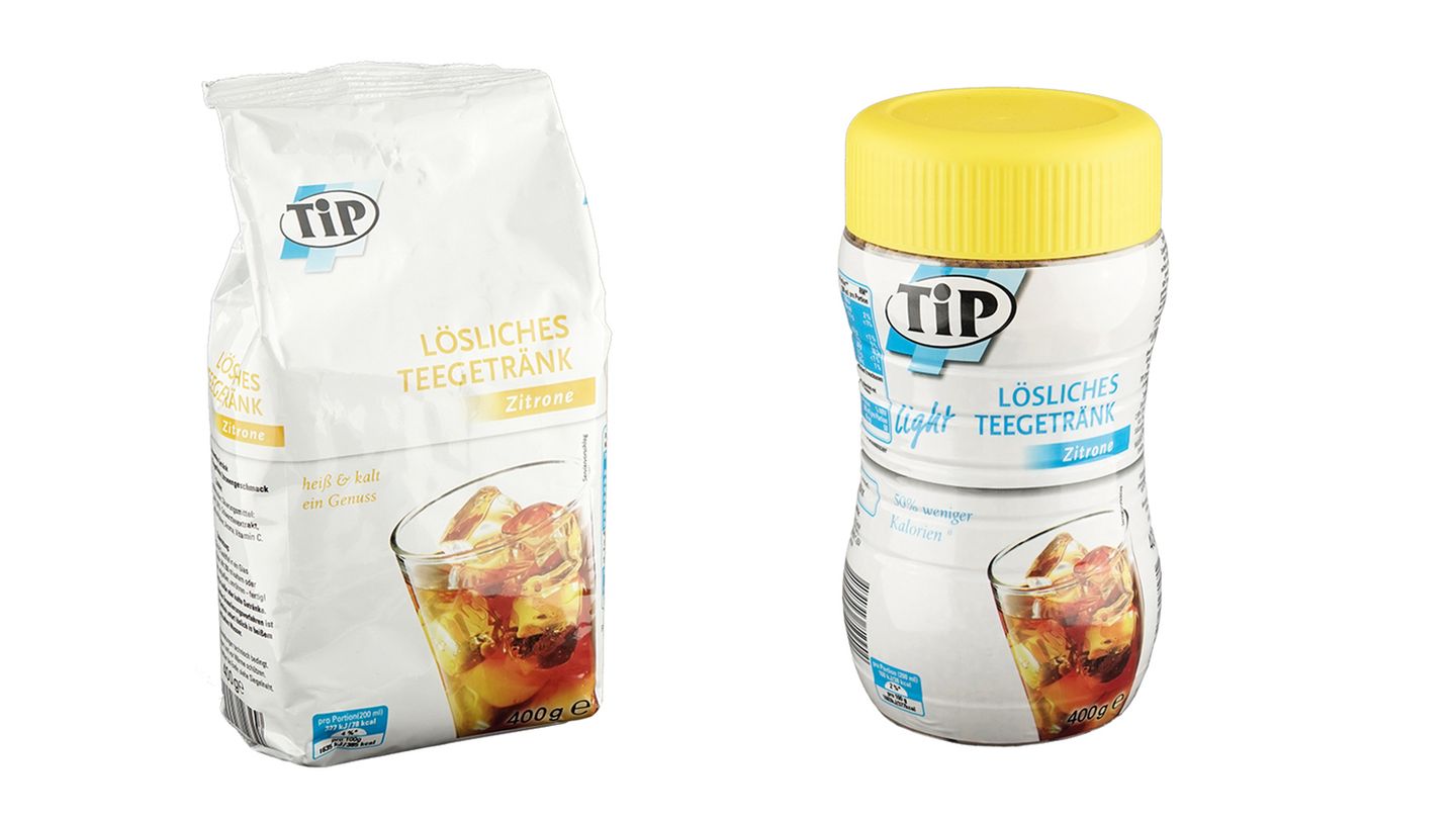 Versteckte Süße: 124 Stück Würfelzucker in einer Packung "Tip Lösliches Teegetränk Zitrone" (links) versus 117 Stück Würfelzucker in der Light-Variante (rechts) Tee gilt als gesund. Doch das kann man von diesem Teegetränk nicht behaupten: Das Granulat der normalen Variante (links) schlägt mit 93 Prozent Zucker zu Buche. Die vermeintlich gesündere Light-Variante enthält immer noch 88 Prozent Zucker und wird durch künstliche Süßstoffe noch süßer. Die versprochenen "50 % weniger Kalorien" kann der Kunde außerdem nur erreichen, indem er die Zubereitungsanleitung befolgt und statt 4 bis 5 nur 3 Teelöffel des Produkts in sein Wasser rührt. 100 Gramm des Produkts enthalten 93 Gramm Zucker (normale Variante) beziehungsweise 88 Gramm Zucker (Light-Variante). Die angegebene Anzahl der Zuckerwürfel beinhaltet auch natürliche Süße. 124 Stück Würfelzucker in einer Packung "Tip Lösliches Teegetränk Zitrone" (links) versus 117 Stück Würfelzucker in der Light-Variante (rechts) Tee gilt als gesund. Doch das kann man von diesem Teegetränk nicht behaupten: Das Granulat der normalen Variante (links) schlägt mit 93 Prozent Zucker zu Buche. Die vermeintlich gesündere Light-Variante enthält immer noch 88 Prozent Zucker und wird durch künstliche Süßstoffe noch süßer. Die versprochenen "50 % weniger Kalorien" kann der Kunde außerdem nur erreichen, indem er die Zubereitungsanleitung befolgt und statt 4 bis 5 nur 3 Teelöffel des Produkts in sein Wasser rührt. 100 Gramm des Produkts enthalten 93 Gramm Zucker (normale Variante) beziehungsweise 88 Gramm Zucker (Light-Variante). Die angegebene Anzahl der Zuckerwürfel beinhaltet auch natürliche Süße.