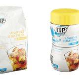 124 Stück Würfelzucker in einer Packung "Tip Lösliches Teegetränk Zitrone" (links) versus 117 Stück Würfelzucker in der Light-Variante (rechts)  Tee gilt als gesund. Doch das kann man von diesem Teegetränk nicht behaupten: Das Granulat der normalen Variante (links) schlägt mit 93 Prozent Zucker zu Buche. Die vermeintlich gesündere Light-Variante enthält immer noch 88 Prozent Zucker und wird durch künstliche Süßstoffe noch süßer. Die versprochenen "50 % weniger Kalorien" kann der Kunde außerdem nur erreichen, indem er die Zubereitungsanleitung befolgt und statt 4 bis 5 nur 3 Teelöffel des Produkts in sein Wasser rührt.  100 Gramm des Produkts enthalten 93 Gramm Zucker (normale Variante) beziehungsweise 88 Gramm Zucker (Light-Variante). Die angegebene Anzahl der Zuckerwürfel beinhaltet auch natürliche Süße.