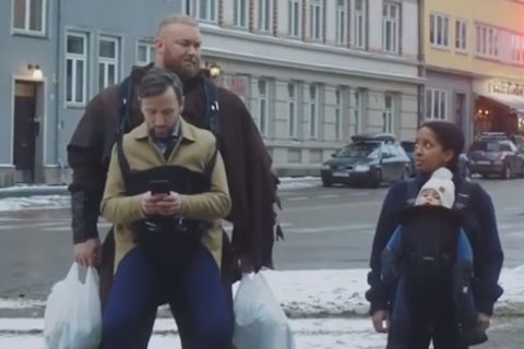 Der stärkste Mann der Welt trägt Leute herum wie Babys