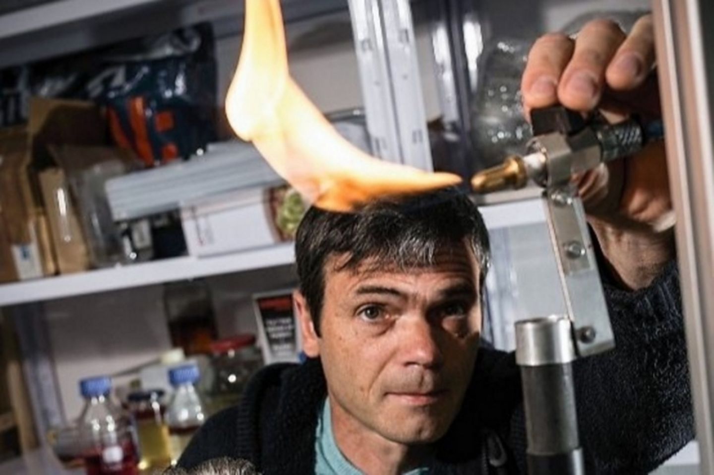 Waldemar Leftschenko prüft die Flamme der Apparatur