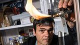 Waldemar Leftschenko prüft die Flamme der Apparatur