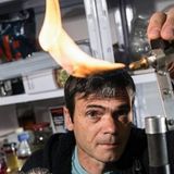 Waldemar Leftschenko prüft die Flamme der Apparatur