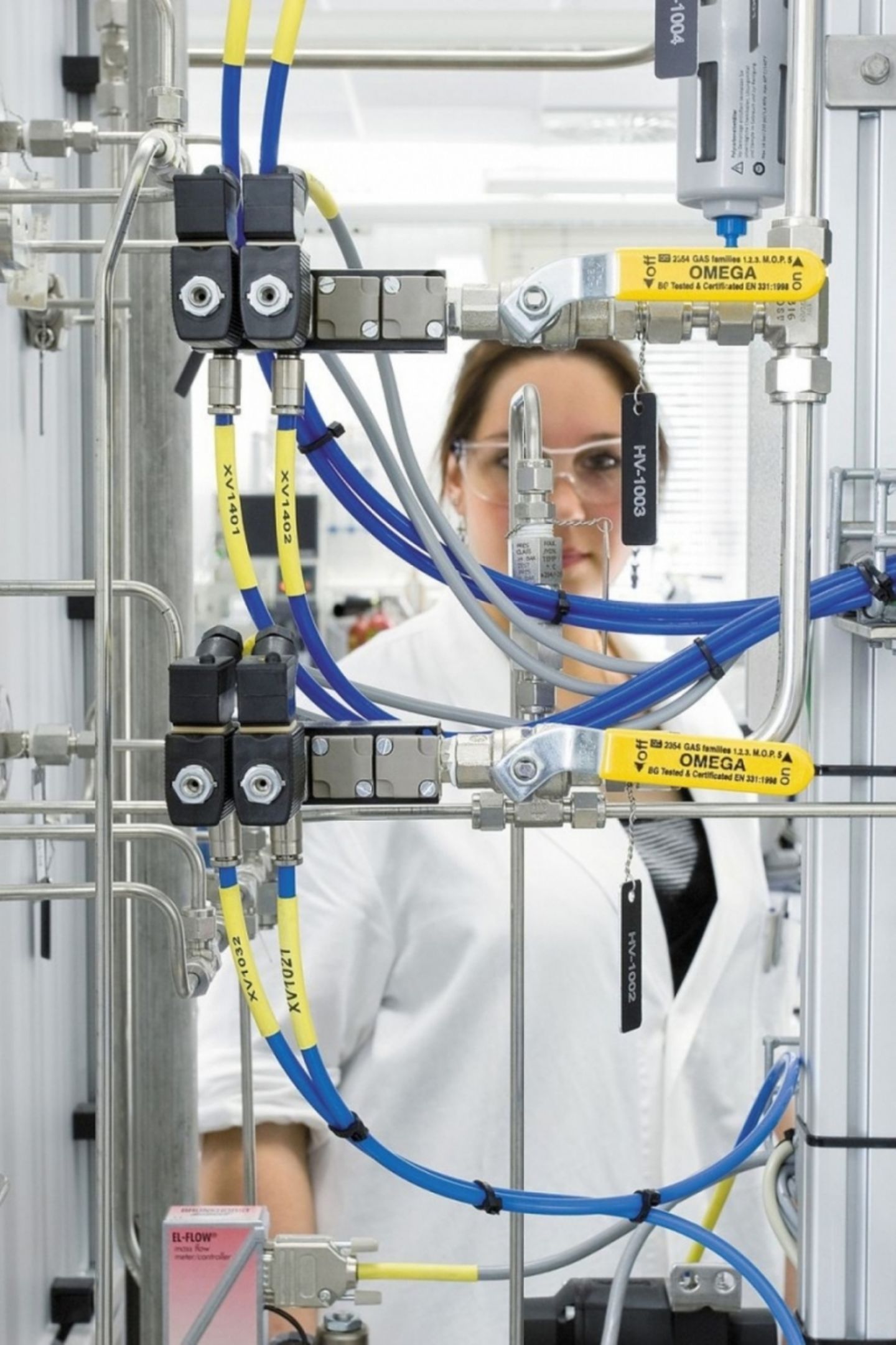 Die zentrale Idee hinter dem Verfahren, mit dem lange Kohlenwasserstoff-Moleküle in kurzkettige umgewandelt werden, ist die Kavitation. Die zentrale Idee hinter dem Verfahren, mit dem lange Kohlenwasserstoff-Moleküle in kurzkettige umgewandelt werden, ist die Kavi