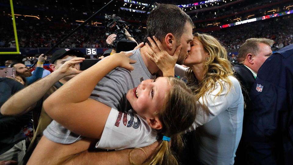 Football-Star Tom Brady feiert seinen sechsten Triumph beim Super Bowl mit Frau Gisele Bündchen und Tochter