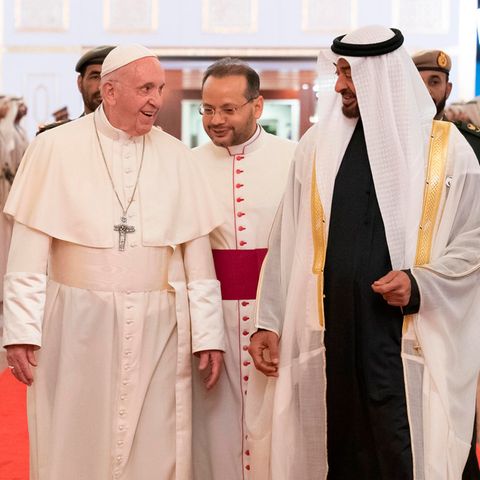 Vereinigte Arabische Emirate, Abu Dhabi: Scheich Mohammed bin Said Al Nahjan (r.) empfängt Papst Franziskus am Flughafen
