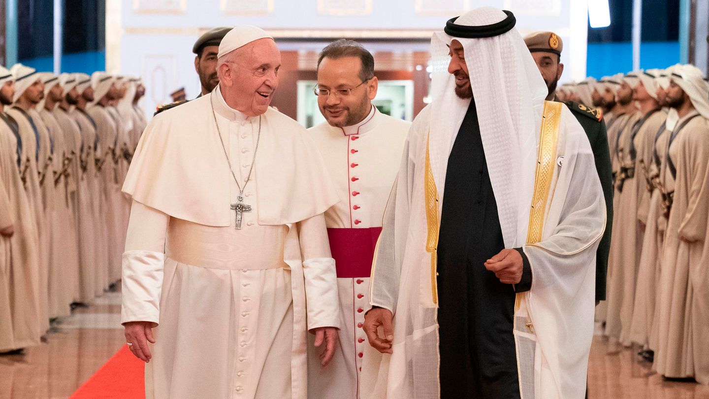 Vereinigte Arabische Emirate, Abu Dhabi: Scheich Mohammed bin Said Al Nahjan (r.) empfängt Papst Franziskus am Flughafen