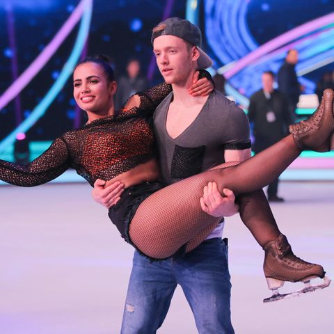 Timur Bartels mit seiner Eislauf-Partnerin bei "Dancing on Ice"