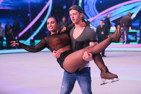 Timur Bartels mit seiner Eislauf-Partnerin bei "Dancing on Ice"