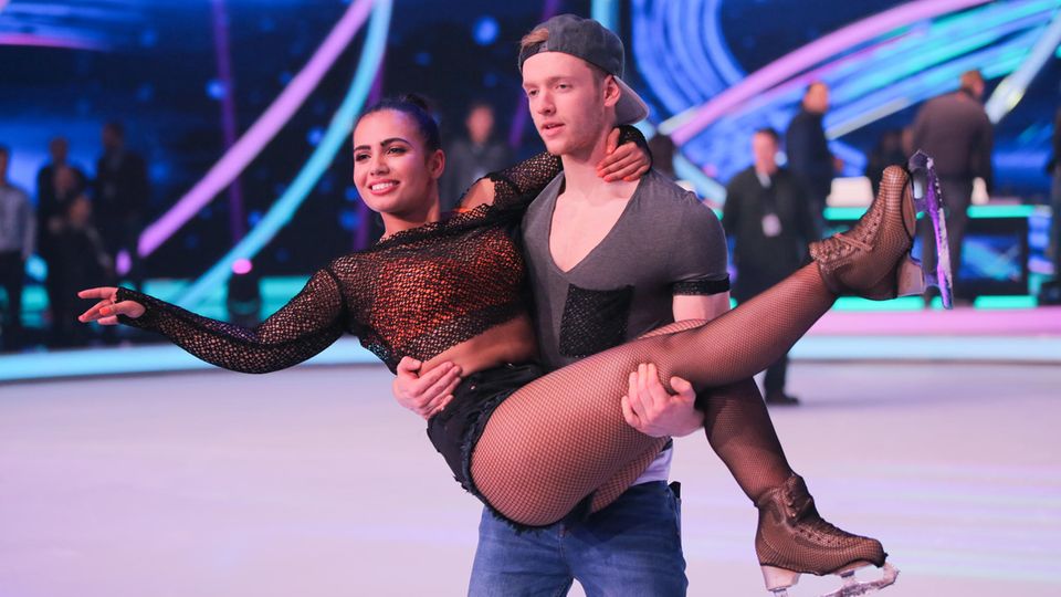 Timur Bartels mit seiner Eislauf-Partnerin bei "Dancing on Ice"