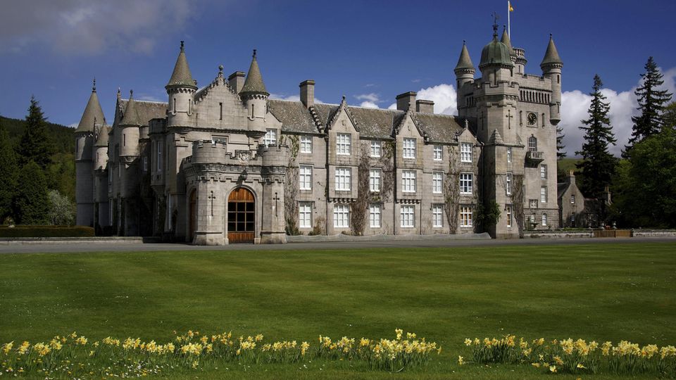 Balmoral Castle Balmoral Castle liegt im schottischen Hochland