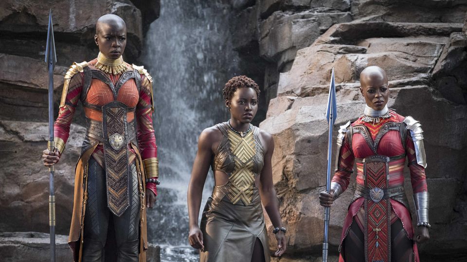 "Tatort" aus Niedersachsen: Florence Kasumba (r.) als Kriegerin Ayo im Marvel-Film "Black Panther" Florence Kasumba (r.) als Kriegerin Ayo im Marvel-Film "Black Panther"