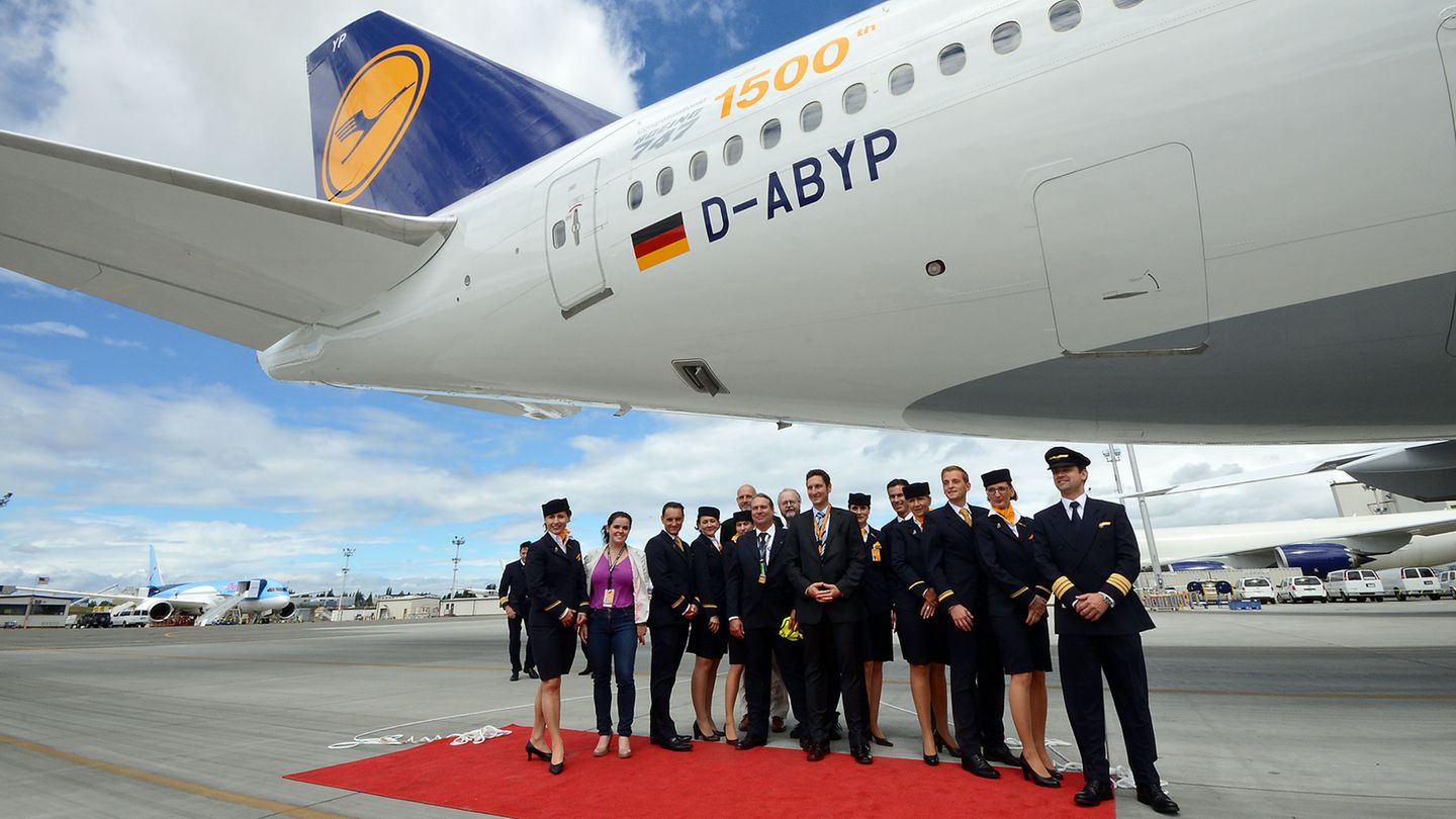 Erinnerungsfoto im Juni 2014 bei der Übergabe des 1500. Jumbojets: Auf dem roten Teppich posiert eine Crew der Lufthansa auf dem Boeing-Werksflughafen in Everett. Inzwischen gehören 19 Exemplare der 747-8 zur Flotte der Lufthansa - mehr als bei jeder anderen Airline.