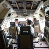 Geräumig: Blick im Oberdeck in das Cockpit der Boeing 747-8, die von zwei Piloten gesteuert wird. Ein dritter hat auf dem Instructor Seat Platz genommen.