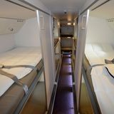 Rückzugsort auf langen Flügen: In den acht Betten oberhalb des Passagierbereichs im Heck der jüngsten Jumbo-Variante kann sich ein Teil der Crew während der Pausen zurückziehen.