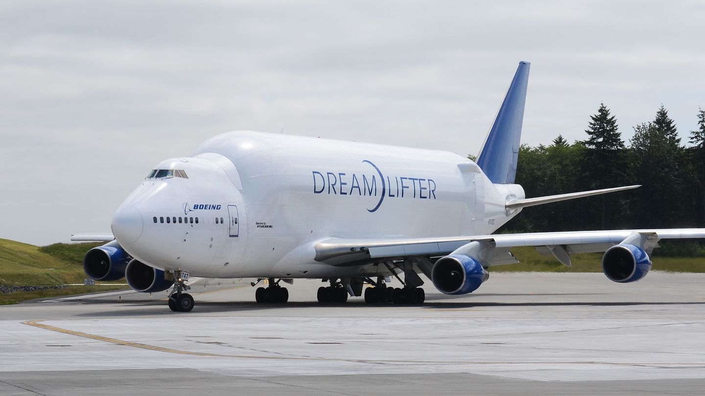 Aufgeblähte Jumbo-Variante: Der "Dreamlifter" basiert auf der Boeing 747-400 und wird als Transportmaschine von Rumpfsegmenten für die Produktion der Boeing 787 eingesetzt. Zum Be- und Entladen kann das Heck der Frachtmaschine zur Seite geschwenkt werden.