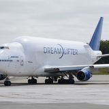 Aufgeblähte Jumbo-Variante: Der "Dreamlifter" basiert auf der Boeing 747-400 und wird als Transportmaschine von Rumpfsegmenten für die Produktion der Boeing 787 eingesetzt. Zum Be- und Entladen kann das Heck der Frachtmaschine zur Seite geschwenkt werden.