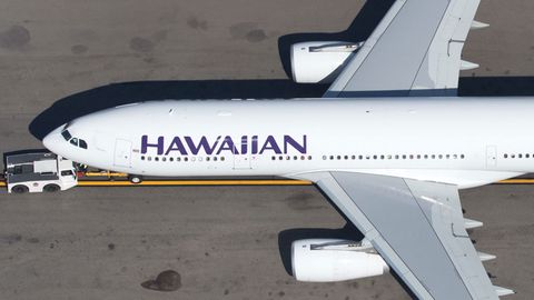 Nach drei Versuchen wurde der Flug HA33 gestrichen: Ein Airbus A330-200 der Hawaiian Airlines auf dem Flughafen Los Angeles 