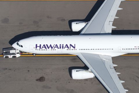 Nach drei Versuchen wurde der Flug HA33 gestrichen: Ein Airbus A330-200 der Hawaiian Airlines auf dem Flughafen Los Angeles 
