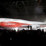 Im Februar 2011 wurde die Boeing 747-8 vorgestellt: Die jüngste Jumbo-Variante ist im Vergleich zu ihren Vorgängern um 5,6 Meter verlängert worden, ebenso der markante Buckel hinter dem Cockpit, der nun fast bis zur Flugzeugmitte reicht.