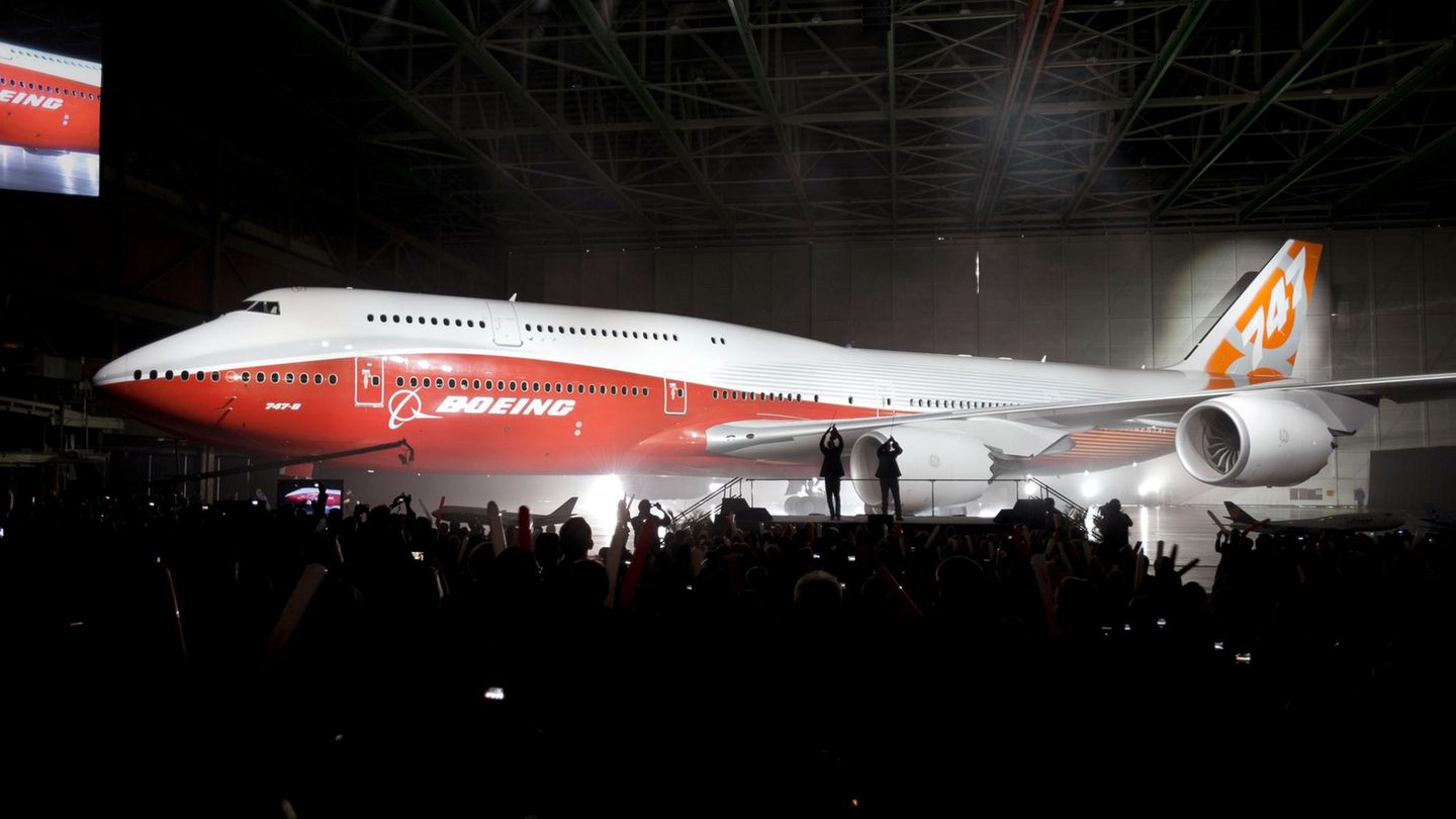 Im Februar 2011 wurde die Boeing 747-8 vorgestellt: Die jüngste Jumbo-Variante ist im Vergleich zu ihren Vorgängern um 5,6 Meter verlängert worden, ebenso der markante Buckel hinter dem Cockpit, der nun fast bis zur Flugzeugmitte reicht.