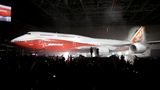 Im Februar 2011 wurde die Boeing 747-8 vorgestellt: Die jüngste Jumbo-Variante ist im Vergleich zu ihren Vorgängern um 5,6 Meter verlängert worden, ebenso der markante Buckel hinter dem Cockpit, der nun fast bis zur Flugzeugmitte reicht.