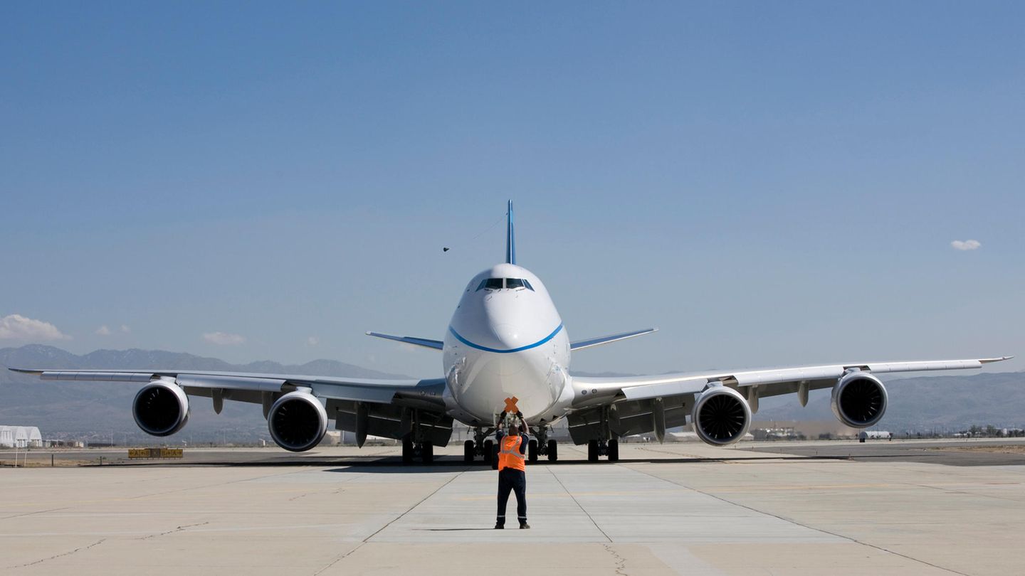 Auch neue Triebwerke hat der Jumbojet erhalten - hier die Frachtversion bei Tests auf der Rollbahn. Jedes der vier Triebwerke erzeugt einen Schub von 66.500 Pfund.