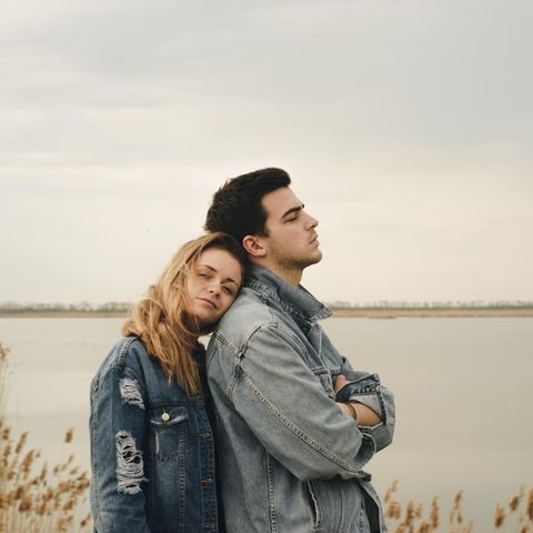 Mann und Frau stehen am See