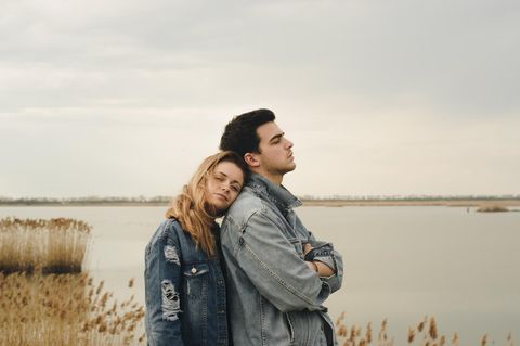 Mann und Frau stehen am See