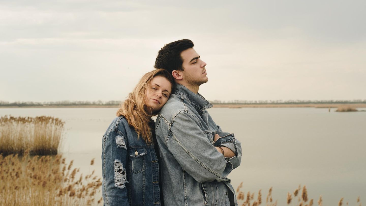 Mann und Frau stehen am See