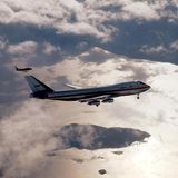 Das historische Datum: Am 9. Februar 1969 hob die Boeing 747 zum ersten Mal in die Lüfte. Im Bild fliegt das Baumuster 001 über der Küste des Bundesstaates Washington mit ausgefahrenem Fahrwerk.