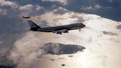 Das historische Datum: Am 9. Februar 1969 hob die Boeing 747 zum ersten Mal in die Lüfte. Im Bild fliegt das Baumuster 001 über der Küste des Bundesstaates Washington mit ausgefahrenem Fahrwerk.