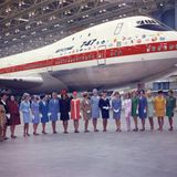 Gruppenbild mit Flugbegleitern 1968: Die Damen repräsentieren vor dem ersten gebauten Exemplar die Airlines, die bis dahin den Jumbojet bestellt hatten