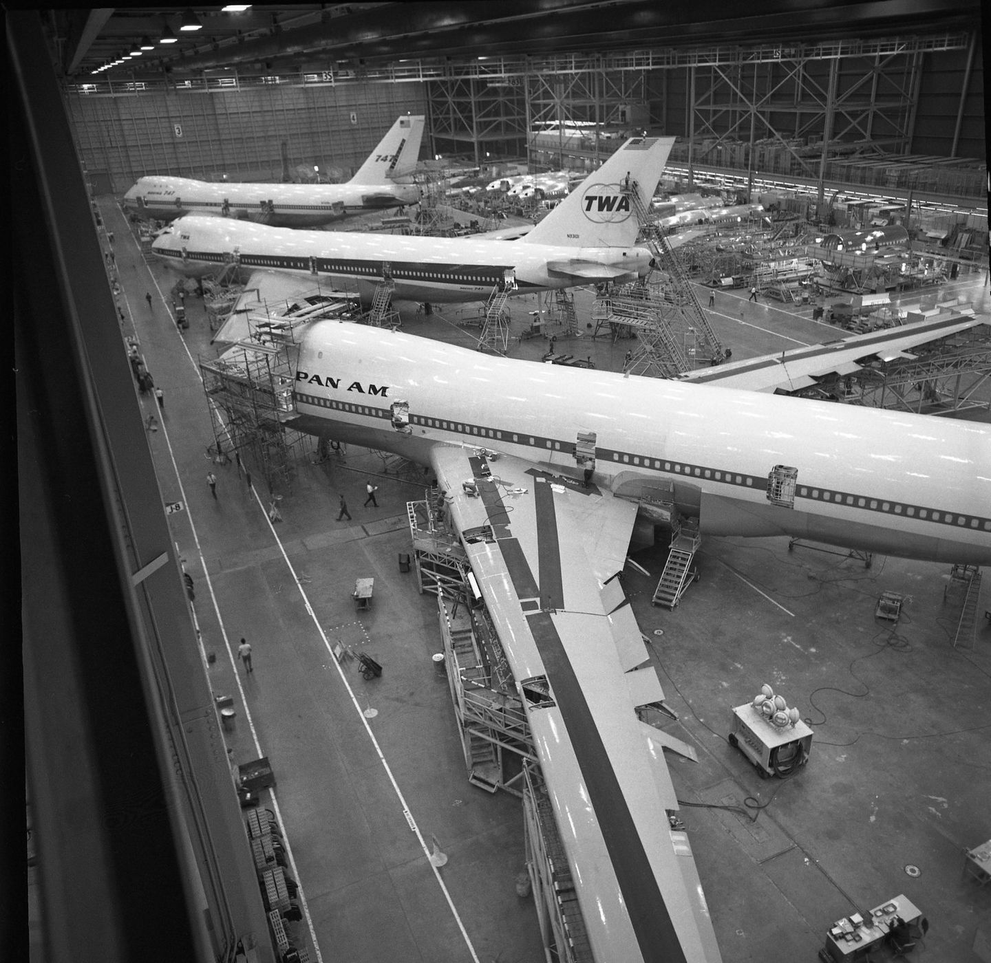Für die Produktion der Boeing 747 entstand in Everett nördlich von Seattle eine riesige Halle. Neben PanAm existiert auch die Fluggesellschaft TWA nicht mehr, ausrangiert ist die Passagierversion des Jumbojets bereits von den noch existierenden US-Airlines.