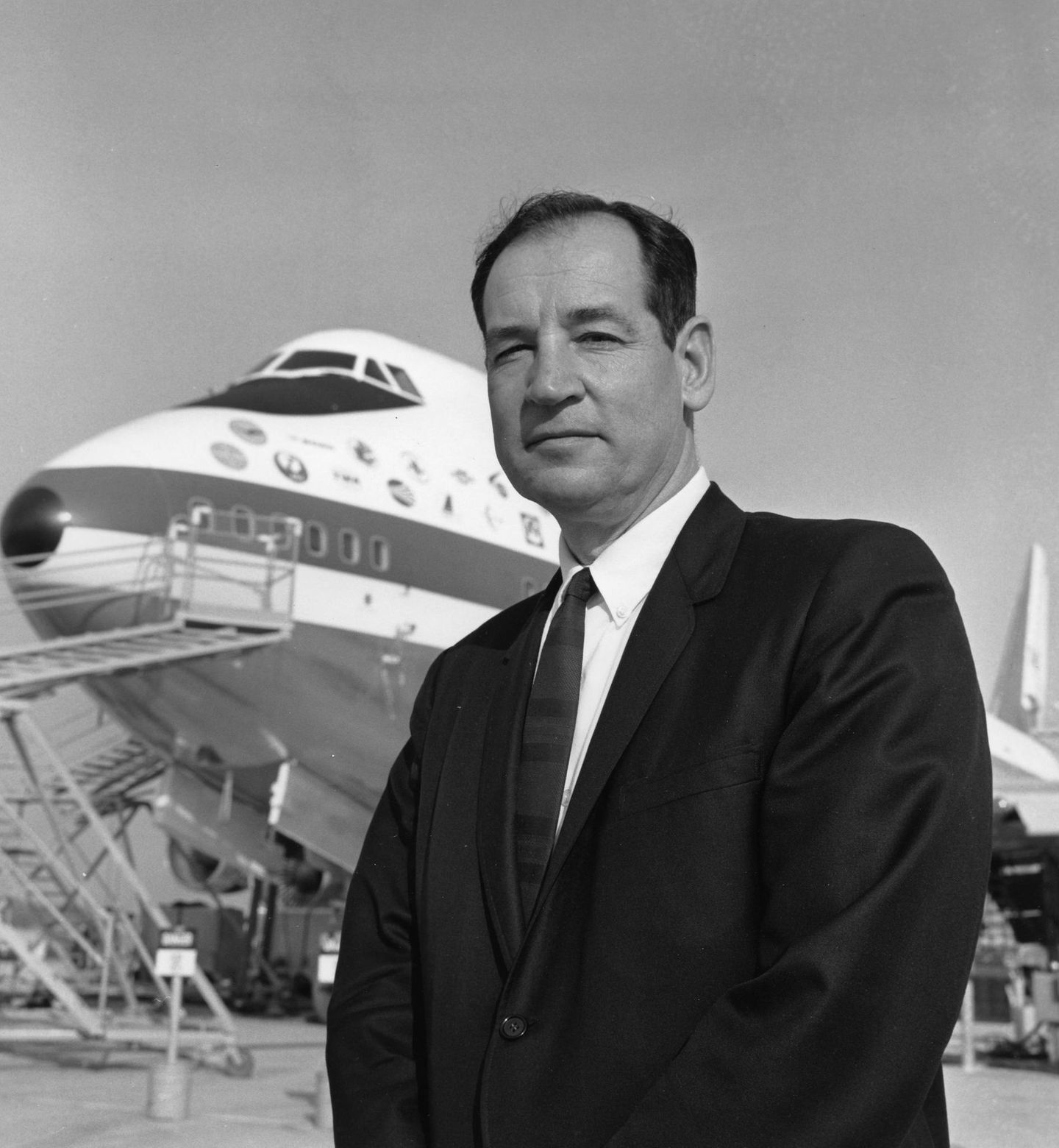 Erstflug der Boeing 747: Der "Vater der Boeing 747": Joe Sutter (1921-2016) war der Chefdesigner des Jumbojets und hatte in den 60er Jahren die Idee zu einer Flugzeugkabine mit einem Doppelgang. Er starb am 30. August 2016 im Alter von 95 Jahren. "Ich hätte nie gedacht, dass die 747 so ein Erfolg wird", sagte er zwei Jahre vor seinem Tod in einem Gespräch mit dem stern. Der "Vater der Boeing 747": Joe Sutter (1921-2016) war der Chefdesigner des Jumbojets und hatte in den 60er Jahren die Idee zu einer Flugzeugkabine mit einem Doppelgang. Er starb am 30. August 2016 im Alter von 95 Jahren. "Ich hätte nie gedacht, dass die 747 so ein Erfolg wird", sagte er zwei Jahre vor seinem Tod in einem Gespräch mit dem stern.