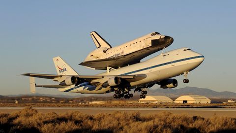 Space Shuttle im Huckepack: Zwei Jumbos im Dienst der Nasa waren für den Transport der Raumgleiter umgebaut worden