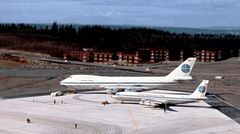 Größenvergleich zwischen der Boeing 707 im Vordergrund mit der Boeing 747-100 von PanAm: Die Fluggesellschaft hatte 1966 als Erstkunde 25 Jumbojets bestellt.