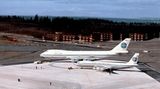 Größenvergleich zwischen der Boeing 707 im Vordergrund mit der Boeing 747-100 von PanAm: Die Fluggesellschaft hatte 1966 als Erstkunde 25 Jumbojets bestellt.