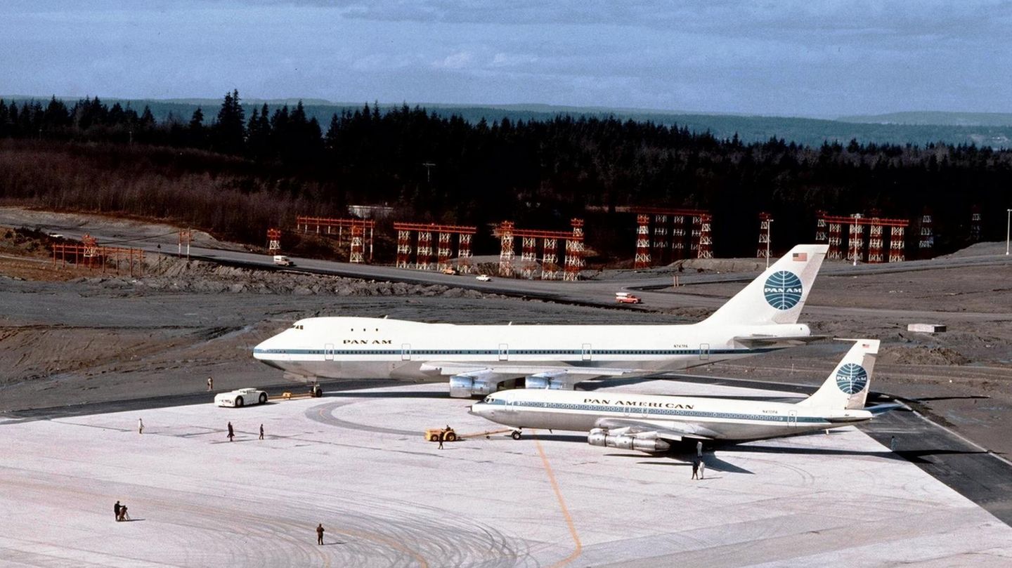 Größenvergleich zwischen der Boeing 707 im Vordergrund mit der Boeing 747-100 von PanAm: Die Fluggesellschaft hatte 1966 als Erstkunde 25 Jumbojets bestellt.
