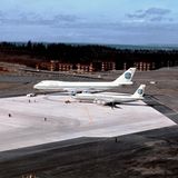 Größenvergleich zwischen der Boeing 707 im Vordergrund mit der Boeing 747-100 von PanAm: Die Fluggesellschaft hatte 1966 als Erstkunde 25 Jumbojets bestellt.