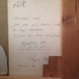 Zettel unten rechts:  "Weiblicher Akt  Geli saß mir dafür über  20 Tage Modell.   Ich gebe dem Bild den Titel  Weiblicher Akt auf grünem Grund  AH München 1930"