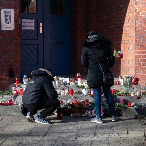 Trauernde vor der Hausotter-Grundschule in Berlin-Reinickendorf: Gibt es dort ein Mobbing-Problem?