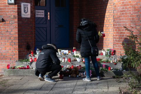 Trauernde vor der Hausotter-Grundschule in Berlin-Reinickendorf: Gibt es dort ein Mobbing-Problem?