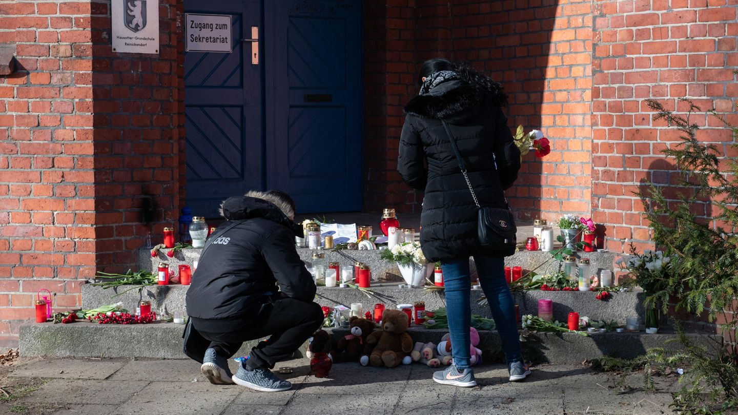 Trauernde vor der Hausotter-Grundschule in Berlin-Reinickendorf: Gibt es dort ein Mobbing-Problem?