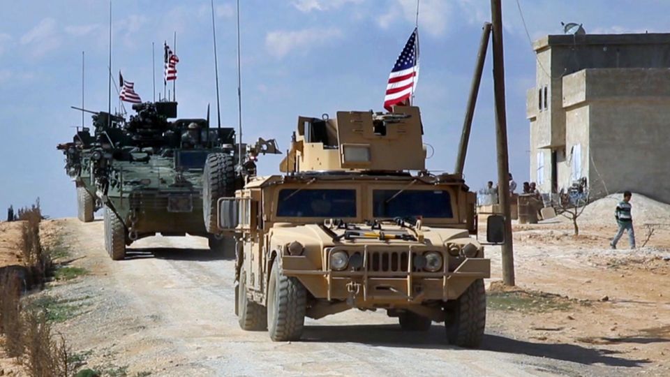 Syrien, Manbij: US-Truppen mit gepanzerten Fahrzeugen gehen in Stellung in den Außenbezirken.