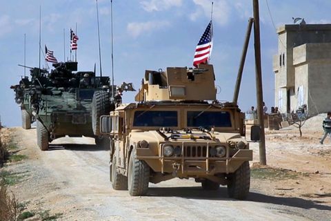 Syrien, Manbij: US-Truppen mit gepanzerten Fahrzeugen gehen in Stellung in den Außenbezirken.