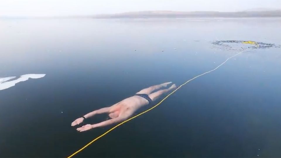 Tschechien: Mann taucht zweimal durch Miladasee – unter der Eisdecke Tschechien: Mann taucht zweimal durch Miladasee – unter der Eisdecke