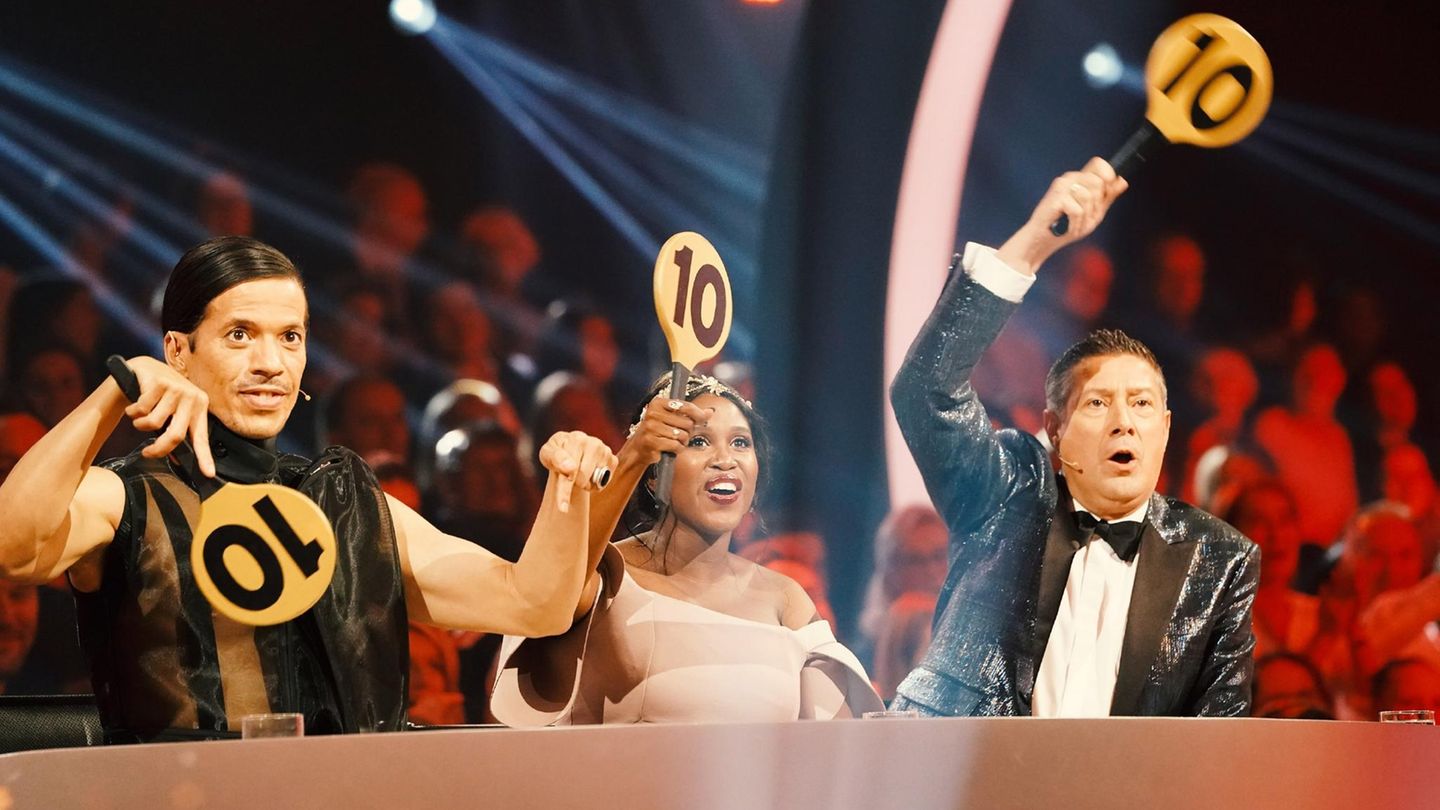 Die Juroren Jorge Gonzalez, Motsi Mabuse und Joachim Llambi halten Punkteschilder mit der 10 nach oben